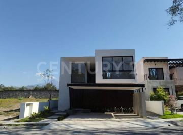 Casa · 296m² · 3 Recámaras · 2 Estacionamientos · Residencia en Venta Fracc. Residencial Altozano, Colima