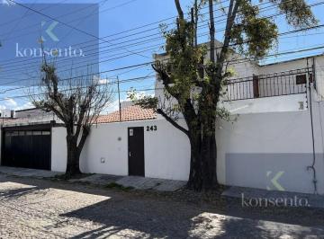 Casa · 300m² · 4 Recámaras · 4 Estacionamientos · Casa en Venta en Jurica