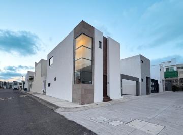 Casa · 155m² · 3 Recámaras · 2 Estacionamientos · Casa con Alberca en Venta en Lomas Residencial