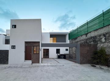 Casa · 155m² · 3 Recámaras · 21 Estacionamientos · Casa con Alberca en Venta en Lomas Residencial