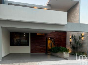 Casa · 332m² · 3 Recámaras · 2 Estacionamientos · Casa en Venta Alta Gama. Fraccionamiento Privado. Opcional Amueblada