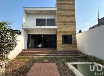 Casa · 280m² · 4 Recámaras · 2 Estacionamientos · Casa en Venta con Estilo Moderno en Cuernavaca