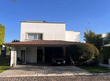 Casa en condominio · 668m² · 5 Recámaras · 4 Estacionamientos · Venta de Casa en El Campanario con Vista Al Lago Frente a Parque, 801 de Terreno 668 Construcción