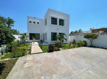 1 · Casa en Venta de 3 Recamaras con Amplio Jardin en Cholul Merida