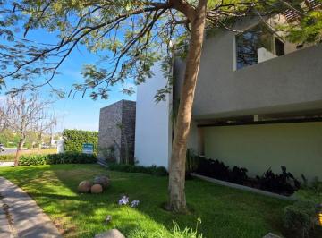 Casa de 4 habitaciones, Zapopan · Lifestyle: Alberca, Jardín, Cochera Para 6 Autos y Amplitud de Terreno.