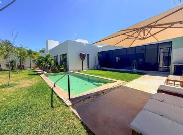 Casa · 313m² · 3 Recámaras · 2 Estacionamientos · Casa en Venta en Privada Dzidzil - Há |amplio Terreno y Jardín
