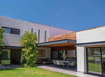 Casa · 640m² · 4 Recámaras · 4 Estacionamientos · Casa Moderna en Venta en El Campanario