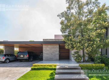 Casa · 640m² · 4 Recámaras · 3 Estacionamientos · Casa Moderna en Venta en El Campanario