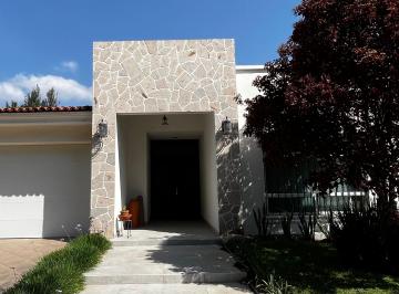 Fachada principal · Casa con Amplios Espacios en un Nivel