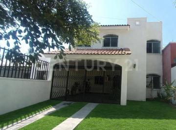 Casa · 201m² · 4 Recámaras · 2 Estacionamientos · Casa en Renta en Arboledas Colima, Col.