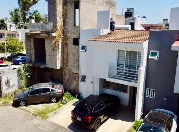 Casa de 4 habitaciones, Zapopan · Casa en Venta en Tierra Residencial, Parques de Tesistan, Zapopan, con Recámara en Planta Baja