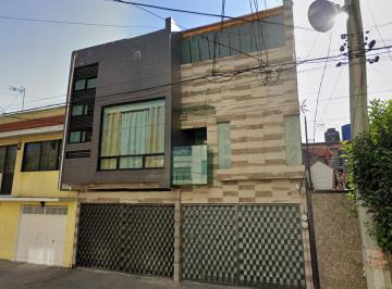 Casa de 5 habitaciones, Venustiano Carranza · Residencia con Excelentes Espacios E Iluminación Natural en Oriente 148