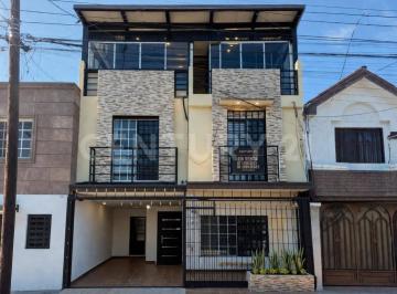 Casa · 240m² · 5 Recámaras · 3 Estacionamientos · Casa en Venta | Bosques de Anahuac | San Nicolas de Los Garza, Nl