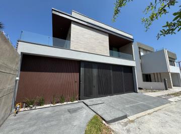 Casa · 305m² · 4 Recámaras · 2 Estacionamientos · Casa - Cumbres Elite