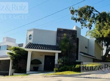 Casa · 330m² · 4 Recámaras · 2 Estacionamientos · Casa en Gran Jardín