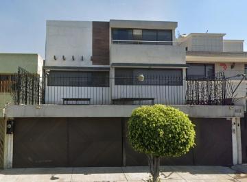 Casa de 4 habitaciones, Coyoacán · Estatus y Naturaleza: Tu Nuevo Hogar en La Calle Más Emblemática de Taxqueña