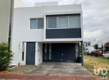 Casa · 208m² · 3 Recámaras · 2 Estacionamientos · Casa en Venta en Fraccionamiento Solares, Zapopan, Jalisco
