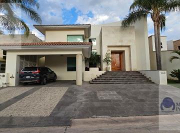 Casa · 4 Recámaras · Casa en Country Club Los Naranjos