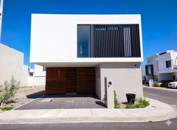 Casa · 220m² · 4 Recámaras · 2 Estacionamientos · Casa - Codominio Zen Life Residencial II