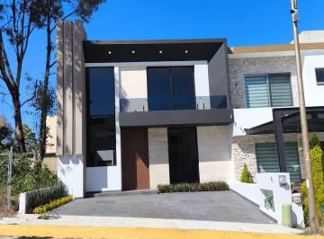 Casa · 200m² · 4 Recámaras · 2 Estacionamientos · Amplia Casa en Altozano Acabados de Lujo