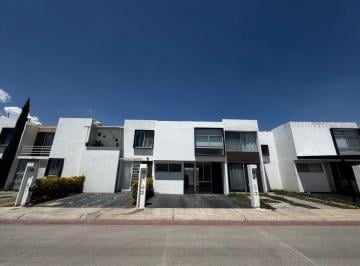 Casa de 3 habitaciones, Corregidora · Casa en Renta en La Vida, Amplia con 3 Recámaras, Mantenimiento Incluido y Acabados Impecables