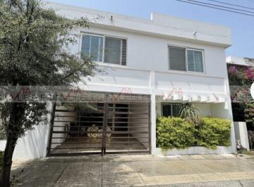 Casa · 280m² · 4 Recámaras · 1 Estacionamiento · Casa en Venta en Monterrey