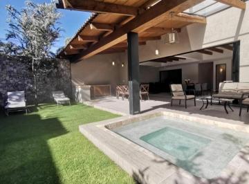 Casa · 240m² · 3 Recámaras · 2 Estacionamientos · Casa en en Condominio en Venta en Avándaro