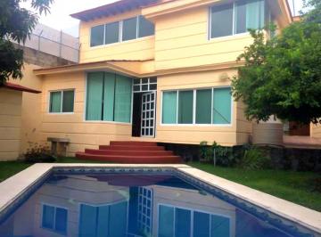 Casa · 400m² · 4 Recámaras · 4 Estacionamientos · Casa en Venta en Burgos Bugambilias Cuernavaca Alberca y Vigilancia 24/7