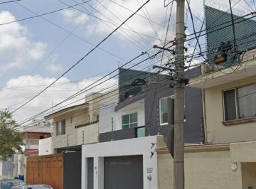 Casa de 4 habitaciones, Guadalajara · Residencia con Excelentes Acabados E Iluminación Natural en Victoria 1567