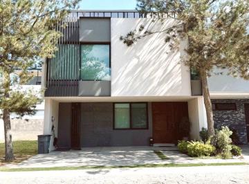 Casa en condominio de 4 habitaciones, Zapopan · Casa en Venta en Privanza Solares