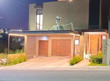 Casa · 360m² · 3 Recámaras · 2 Estacionamientos · Casa en Venta en Juriquilla