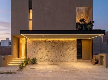 Casa · 243m² · 3 Recámaras · 2 Estacionamientos · Casa en Altozano