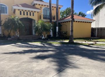 Casa · 700m² · 4 Recámaras · 4 Estacionamientos · Casa en Residencial Villa Magna