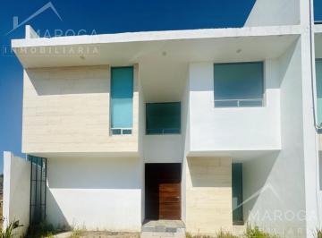 Casa · 235m² · 5 Recámaras · 2 Estacionamientos · Casa de 3 Niveles, 4 Recamaras con Baño Amplio Jardín