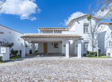 Casa · 300m² · 4 Recámaras · 2 Estacionamientos · Casa en Renta con Alberca Privada, Fraccionamiento Cerrado de Lujo en San Miguel de Allende