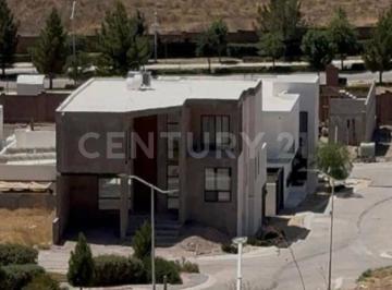 Casa · 332m² · 4 Recámaras · 2 Estacionamientos · Casa en Venta en Altozano, 4 Recamaras 2 Plantas.