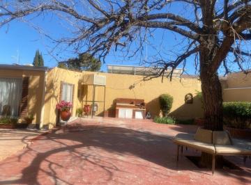 Casa de 4 habitaciones, Chihuahua · Casa en Venta de Una Planta con 4 Recamaras Amplio Jardin con Asador y Sotano en Col. Altavista