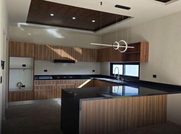 Casa de 4 habitaciones, Benito Juárez · Casa con 349.9 m² de Superficie de Terreno y 4 Recámaras en Residencial Lagos del Sol, Cancún