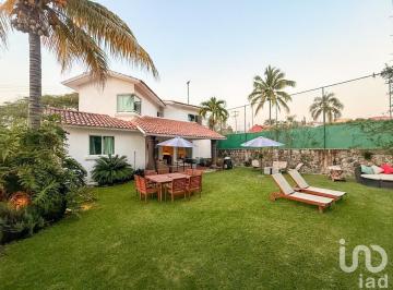 Casa · 260m² · 3 Recámaras · 3 Estacionamientos · Casa en Oaxtepec con Alberca, Recámara en Planta Baja y Seguridad, $5,500,000