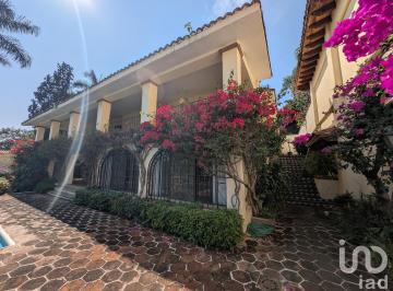 Casa · 643m² · 4 Recámaras · 2 Estacionamientos · Venta de Casa en Palmira Cuernavaca