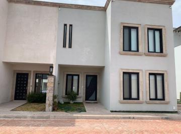 Casa · 244m² · 4 Recámaras · 2 Estacionamientos · Casa en Venta en Arcos de San Miguel