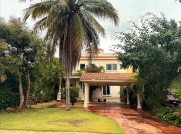 Casa · 355m² · 4 Recámaras · 4 Estacionamientos · Renta Amplia Casa Sin Muebles con Alberca en Playa Magna