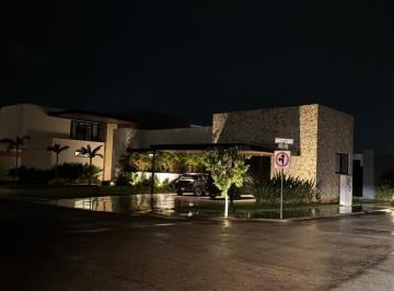 Casa · 832m² · 4 Recámaras · 10 Estacionamientos · Casa en Venta en Mérida en Privada 4 Recámaras | Casa Loretta |