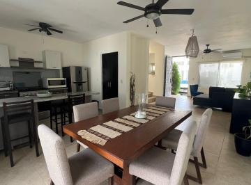 Casa · 150m² · 3 Recámaras · 2 Estacionamientos · Casa en Renta de 3 Recámaras en La Joya Playa del Carmen
