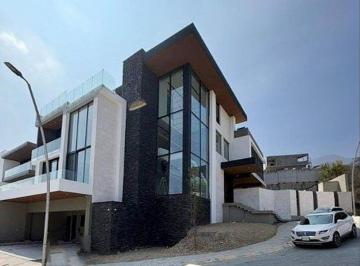 Casa · 1073m² · 5 Recámaras · 4 Estacionamientos · Casa en Venta Sierra Alta 10° Sector, Sur de Monterrey