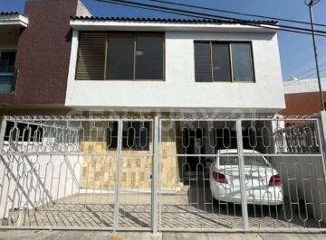 Casa · 210m² · 5 Recámaras · 1 Estacionamiento · Casa en Venta Excelente Ubicación en Jardines de La Cruz