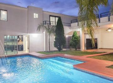 Casa · 300m² · 3 Recámaras · 2 Estacionamientos · Casa en Venta Paseo de Cumbres | Terreno Doble en Esquina con Alberca y Terraza