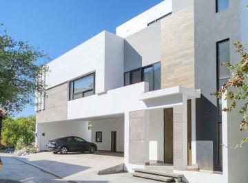 Casa · 378m² · 4 Recámaras · 4 Estacionamientos · Casa Cima de La Montaña I Frente 19 m I Más de 100 m de Patio I Sótano y Terraza