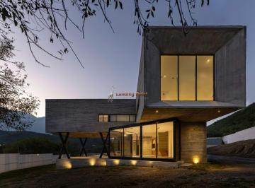 Casa · 2000m² · 4 Recámaras · 8 Estacionamientos · Casa Única con Diseño Escultórico y Más de 1,000 m² de Patio en El Barrial