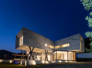 Casa de 4 habitaciones, Santiago · Casa Única con Diseño Escultórico y Más de 1,000 m² de Patio en El Barrial